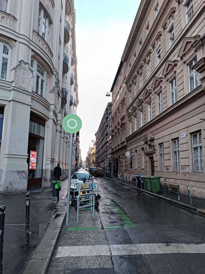 Yes, Yes! Lovely Apartment Good Amenities Budapest Center Exterior photo